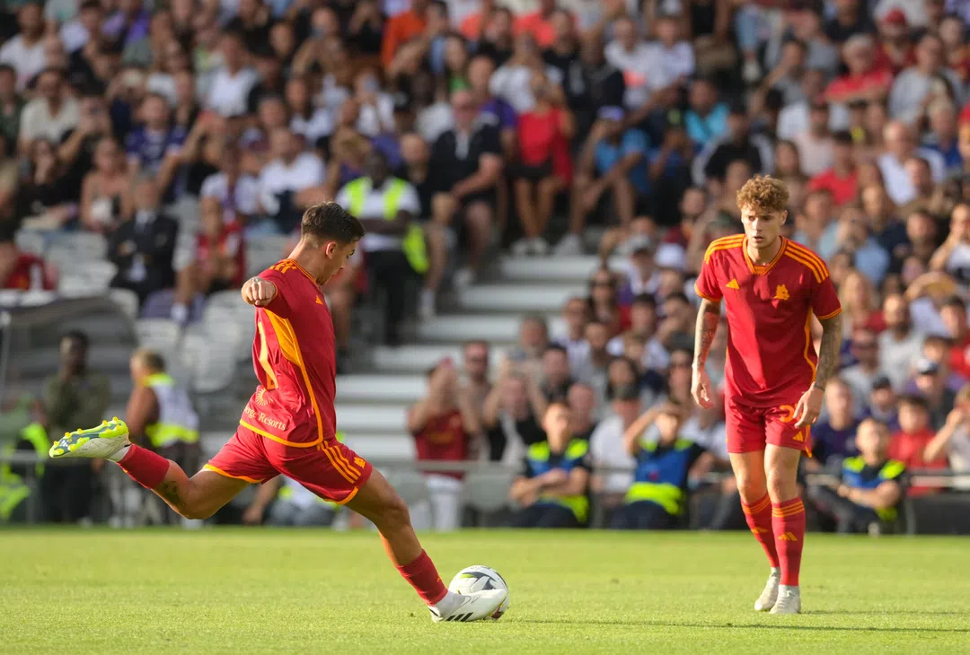 Paulo Dybala con la maglia della Roma