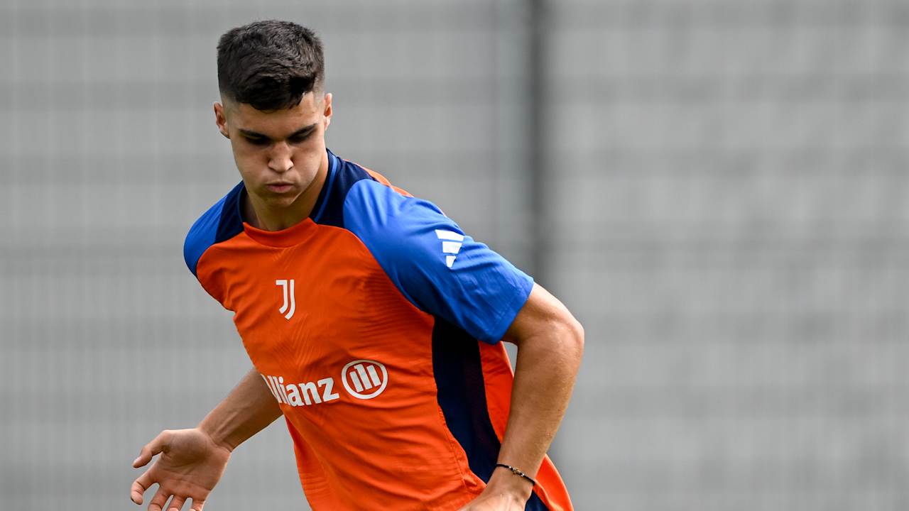 Vasilije Adzic in allenamento con la Juventus